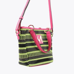 Bolso bandolera material trenzado bicolor con detalles fucsia Lola Casademunt